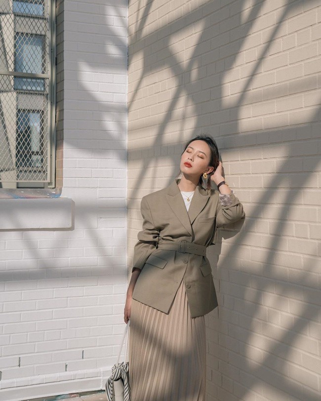 Phối Áo Blazer Với Chân Váy Dài